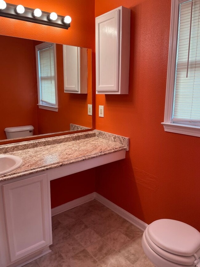 Building Photo - Charming 2 Bed, 2 Bath Triplex in Fayettev...