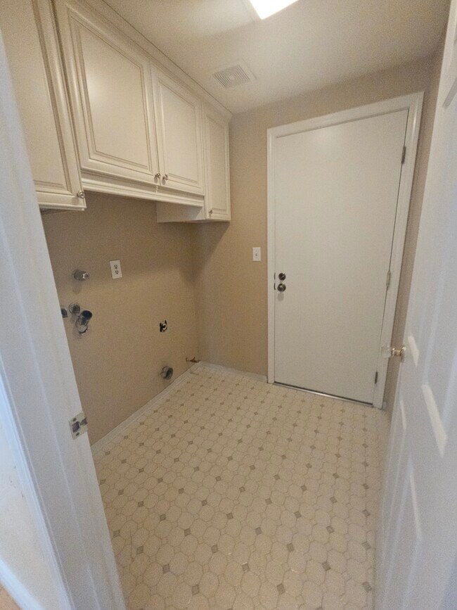 Building Photo - 45 Mainprice Ct