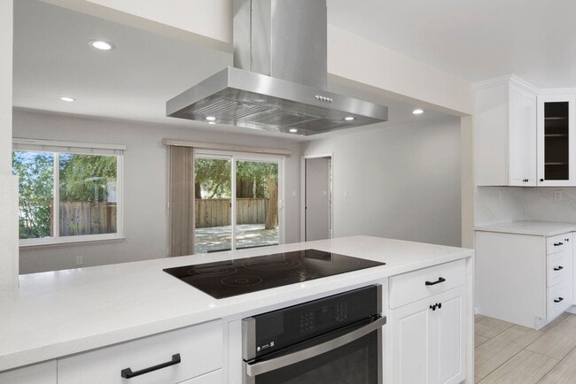Building Photo - Spacious Menlo Park Retreat with 6 Bedroom...