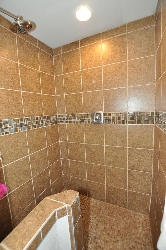 Building Photo - Oak Manor