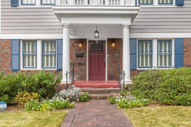 Building Photo - 656 Yorkshire Rd NE