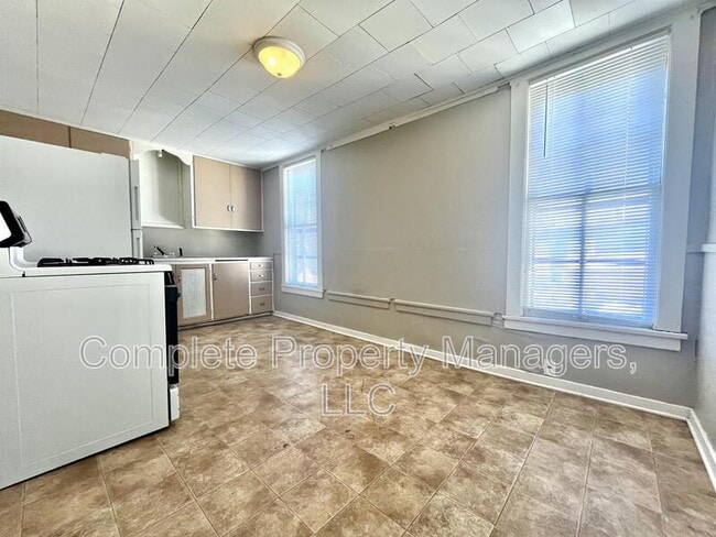 Building Photo - 326 E Washington St