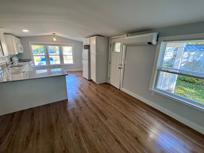 Building Photo - Renovated 2-bedroom Single Family in Dover...