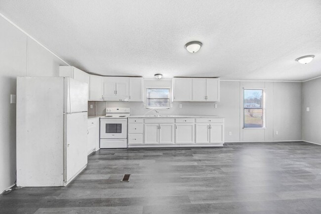 Building Photo - SPACIOUS 3 BR | 2 BA Manufactured Home in Pikeville