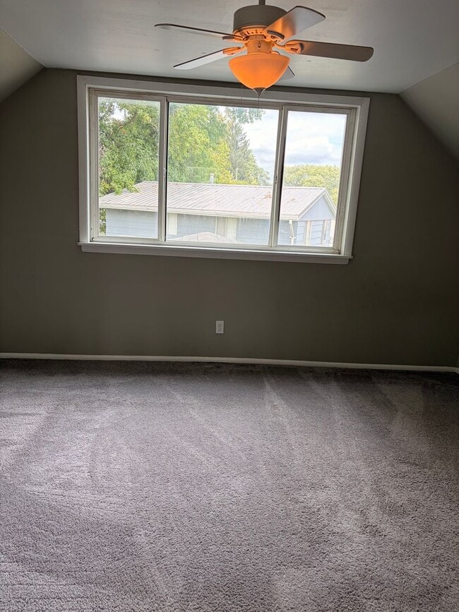 Building Photo - South Side-  4Bed/2 Bath Home