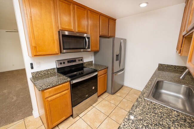 Building Photo - 2BR/1.5BA Condo! 2 parking spaces