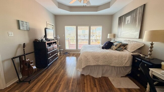 Building Photo - 13806 Primavera Dr