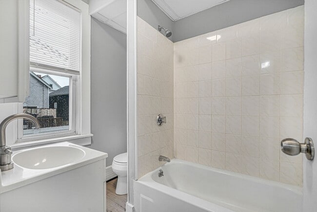 Building Photo - 118 Maxfield St