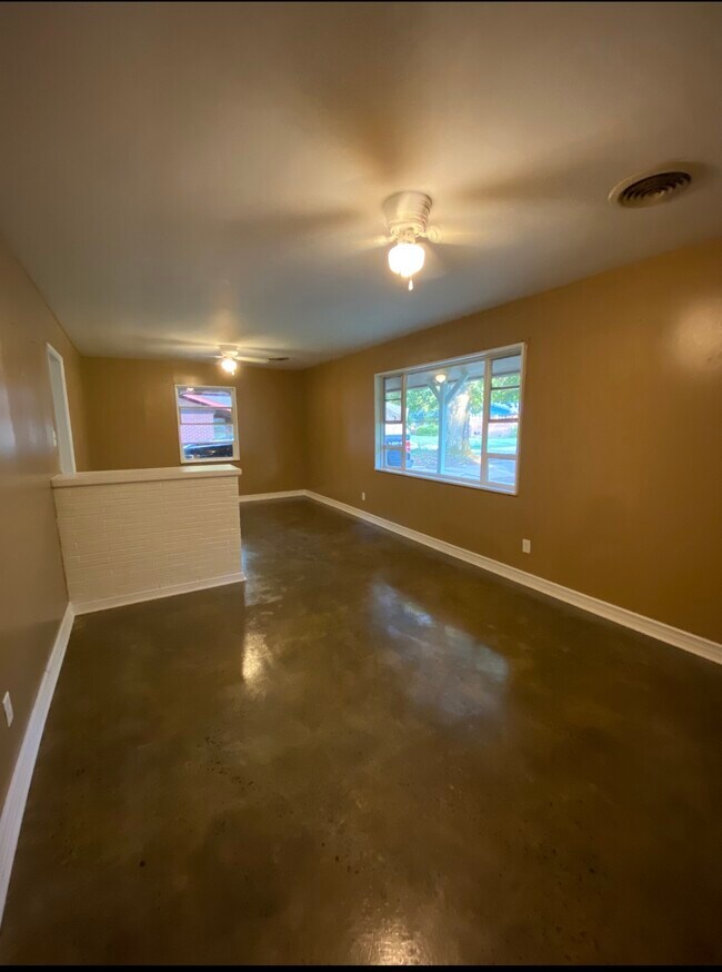 Building Photo - 22 Longview Dr