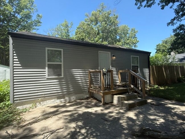 Building Photo - New Listing-Super cute newly renovated 3 BDRM