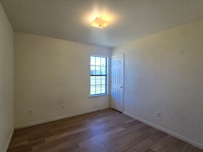 Building Photo - AVAILABLE NOW!