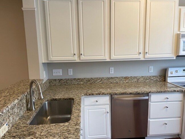 Building Photo - Must See Townhouse! Tons of Living Space! ...