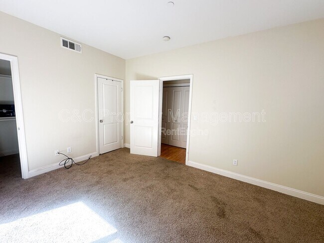 Building Photo - 3202 Playa Ct