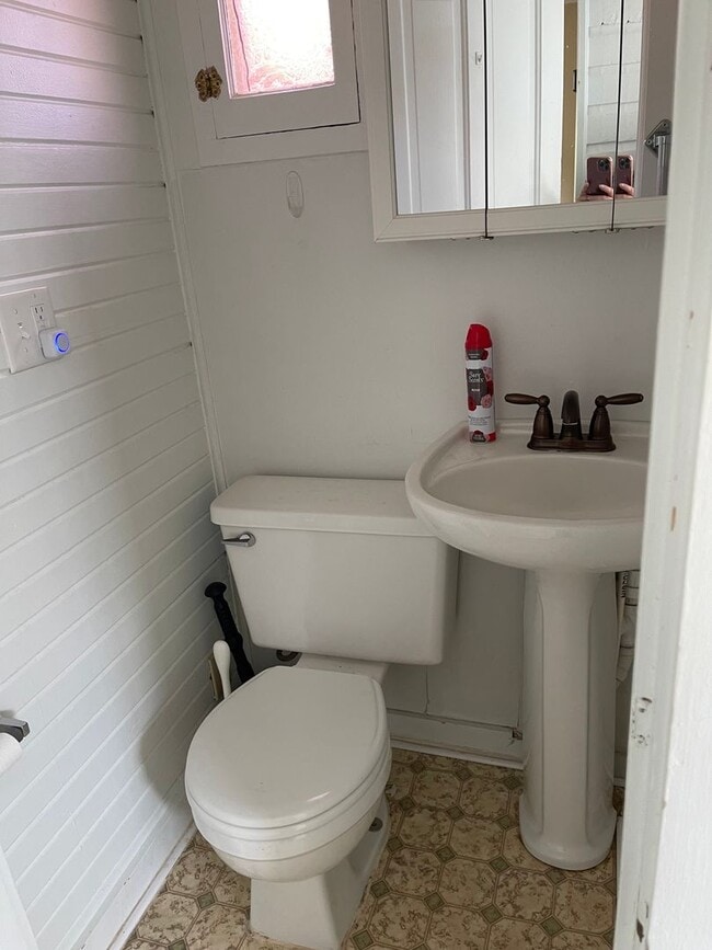 Building Photo - Nice 3 Bedroom Home near Downtown