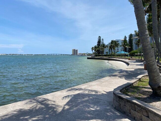 Building Photo - 810 Lake Shore Dr