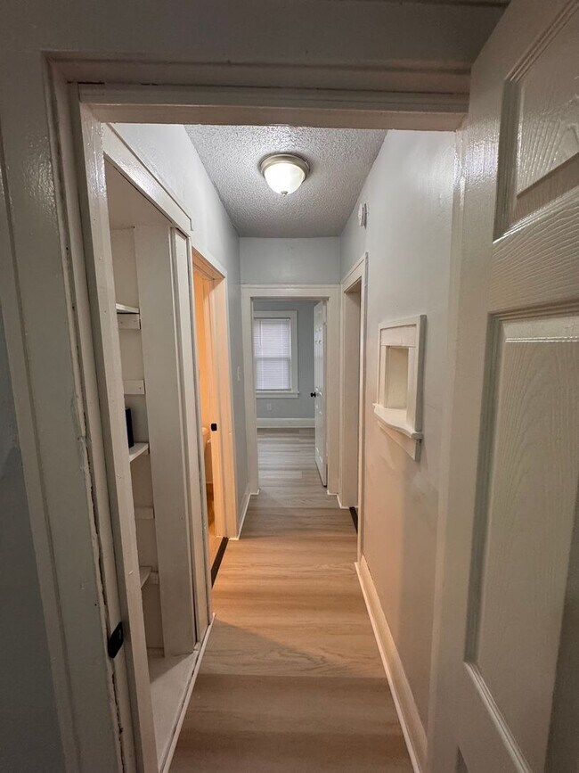 Building Photo - 1429-1431 Knox Ave N