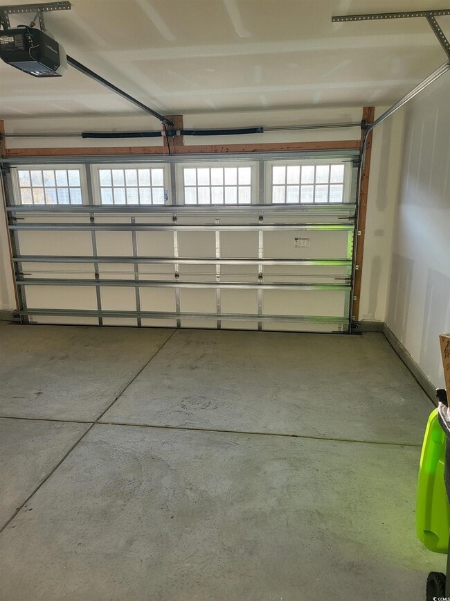 Building Photo - 236 Goldenrod Cir