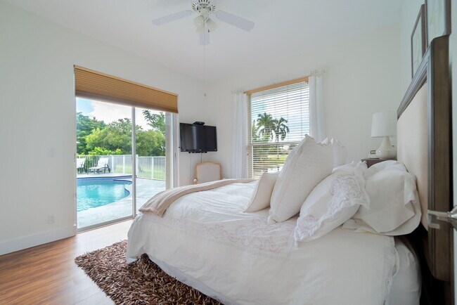 Building Photo - 1907 S Club Dr