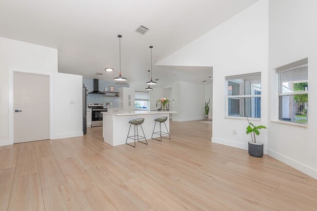 Building Photo - Exquisite Pool Home in Alhambra – Pembroke...