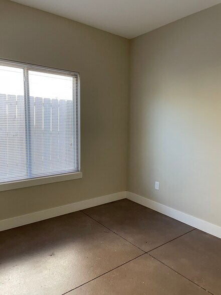 Building Photo - 4833 N Hillside Ct