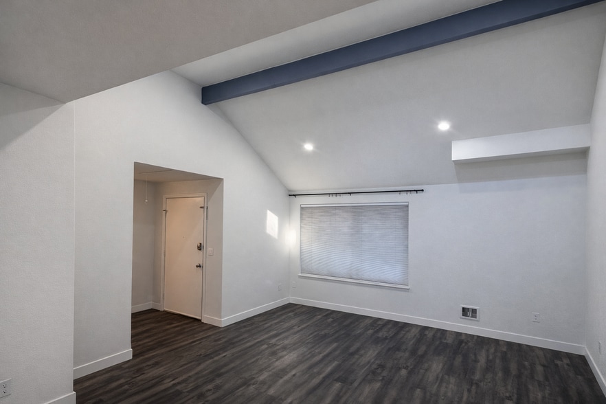 Building Photo - 4300 NE Sunset Blvd