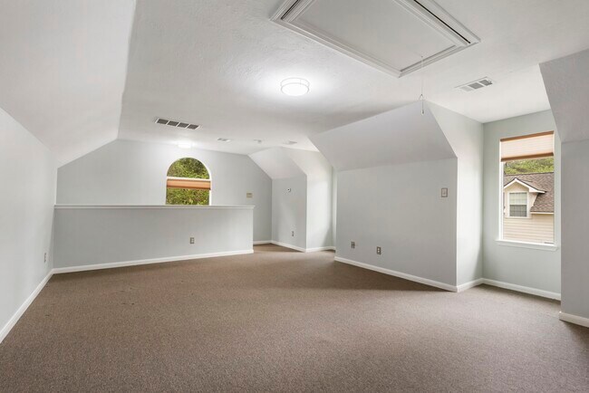 Building Photo - 6 E Cottage Green St