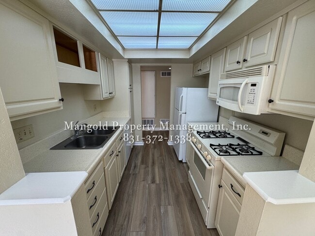 Building Photo - 2-Bedroom 1-Bath Condo with Fireplace, New...