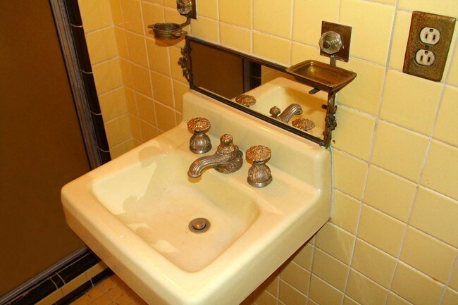 Building Photo - 660 Whitmore Rd