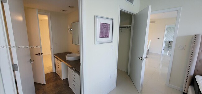 Building Photo - 495 Brickell Ave