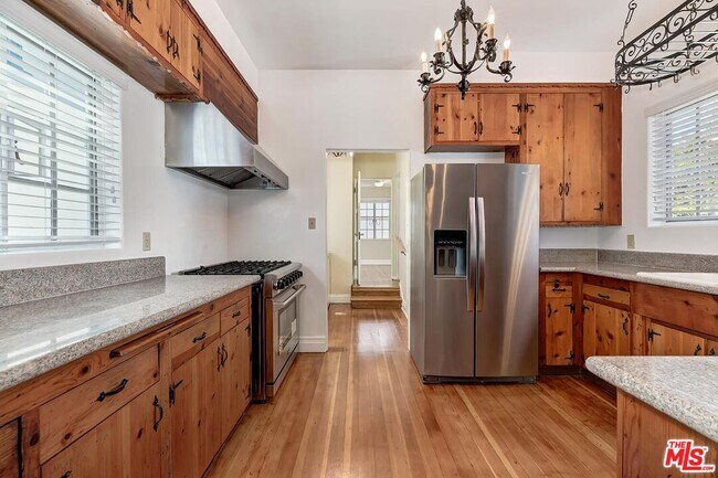 Building Photo - 1215 Edris Dr