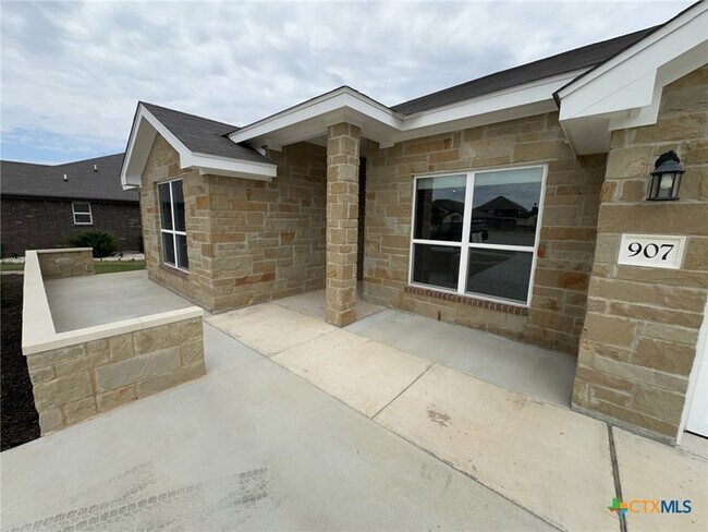 Building Photo - 907 Holliday Dr