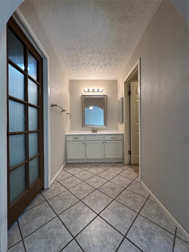 Building Photo - 2016 Royal Oak Pl