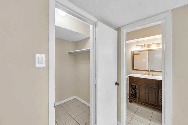 Building Photo - 3024 Tudor Ln