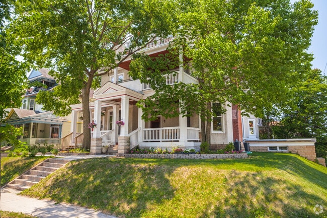 Building Photo - 2600 Colfax Ave S