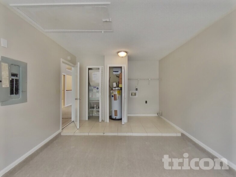 Building Photo - 1854 MacKenzie Ct N