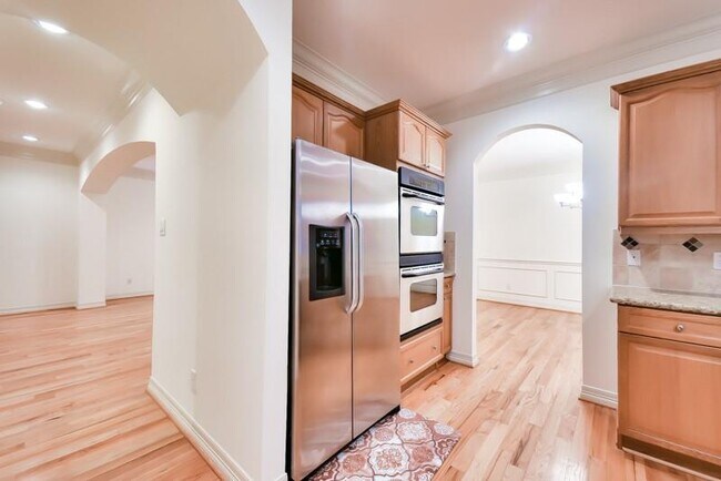 Building Photo - 845 Rosine St