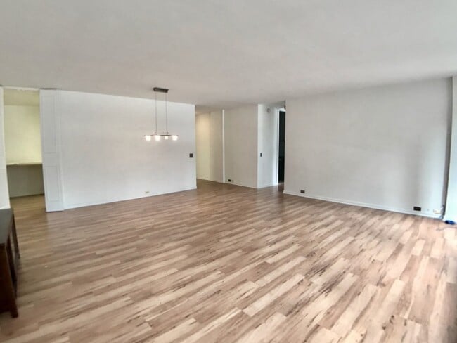 Building Photo - 900 N Lake Shore Dr
