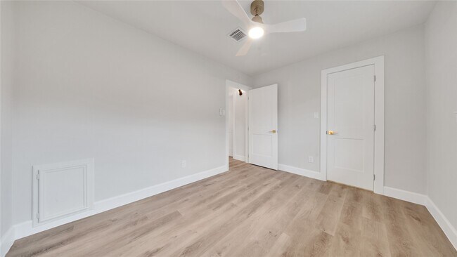 Building Photo - 2407 Bradford Dr