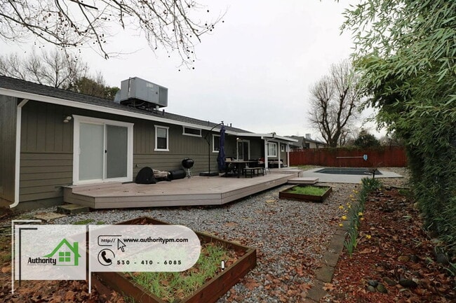 Building Photo - 705 Country Oak Dr