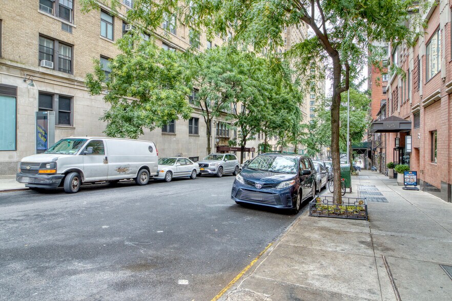 Building Photo - 255 W 94th St