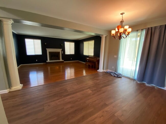 Building Photo - Big beautiful Home for rent in Visalia, Ca