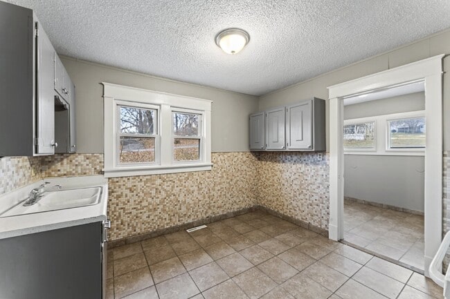 Building Photo - COMING SOON!! Charming 2-Bedroom Haven in Kansas City Northland!