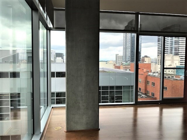 View of Mt St Helens and downtown Portland - 1221 SW 10th Ave