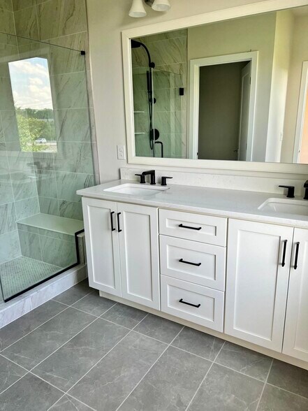 Spacious Primary full bath - 609 Brewster Aly