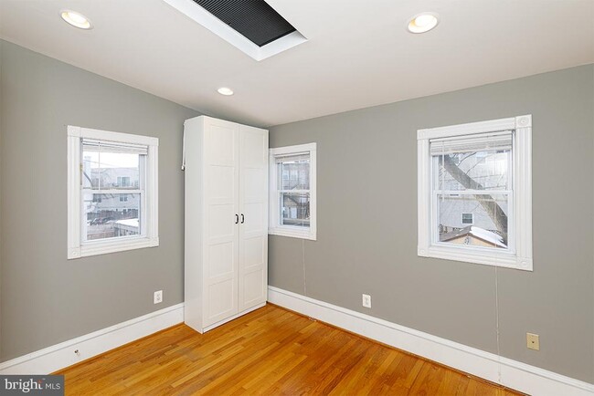 Building Photo - 809 Kentucky Ave SE