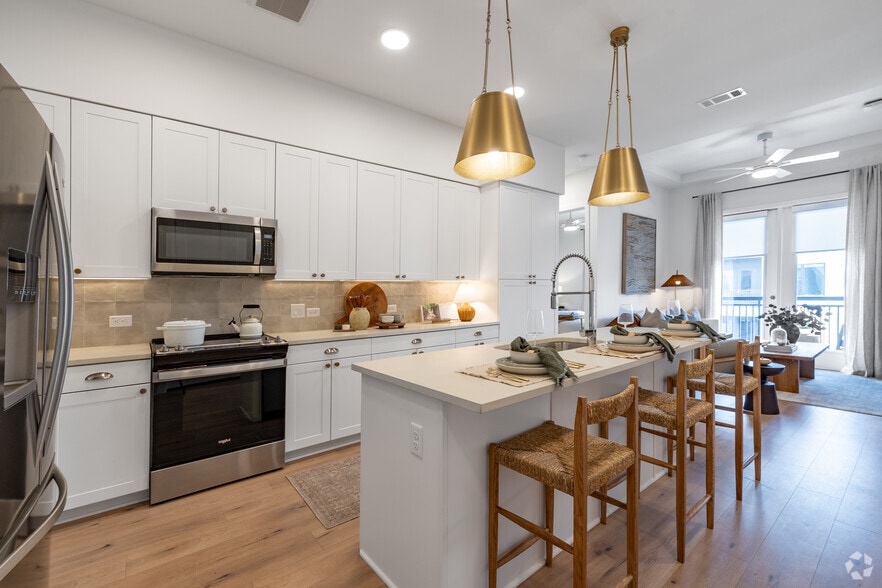 2BR, 2BA - 1,044SF - Kitchen - Solomon