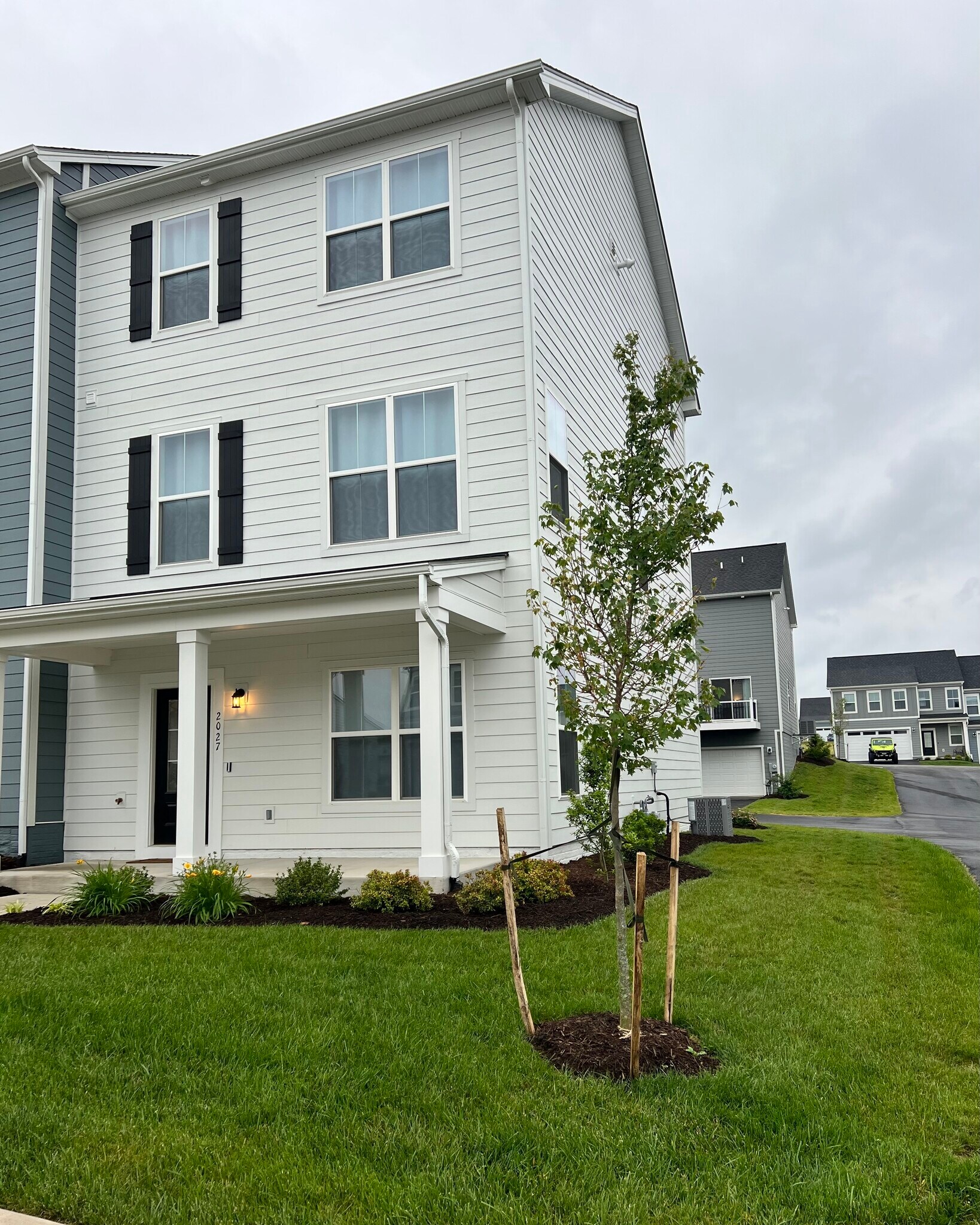 Building Photo - 2027 Coneflower Ln