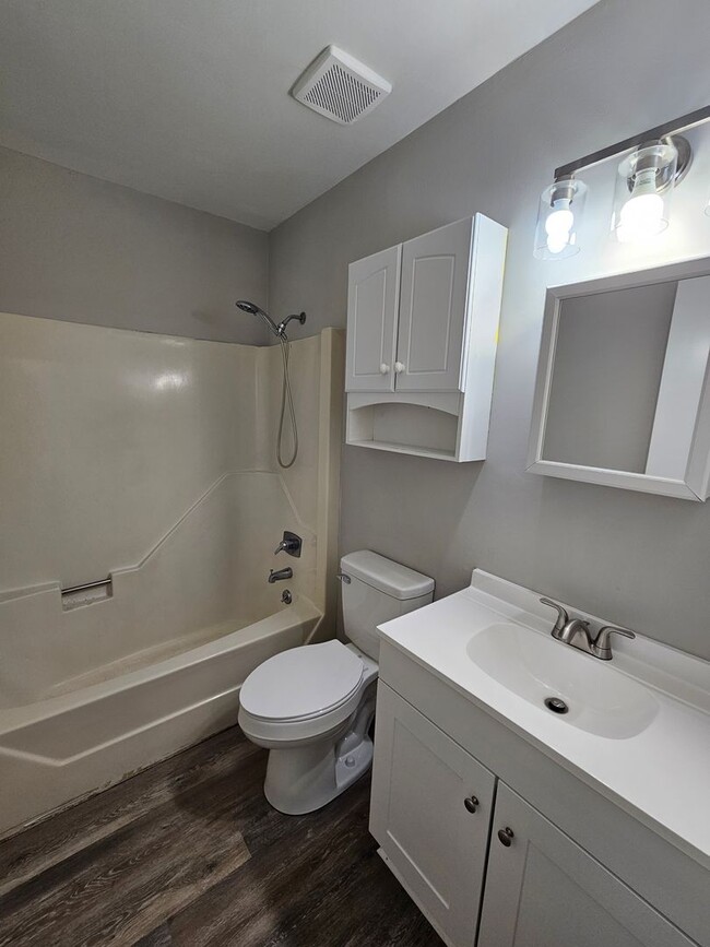 Building Photo - Newly Renovated 2 Bedroom Off Of GumBranch
