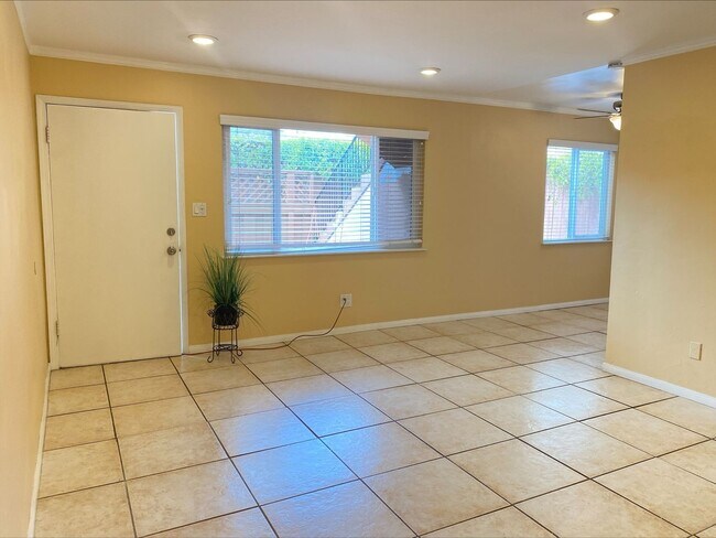 Building Photo - Great North Park Location! Private Fenced ...