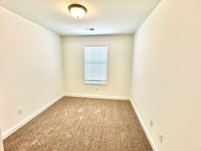 Building Photo - Move In Special! Half off June Rent with M...